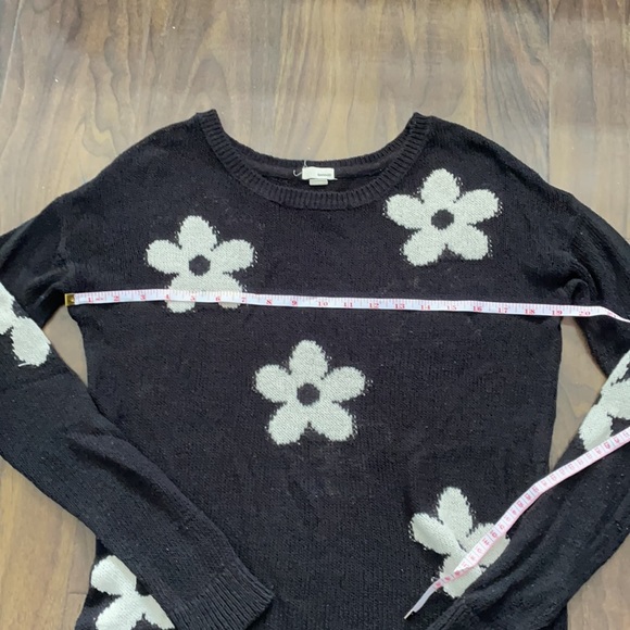 Knit Daisy Pattern Garage Long Sleeve Top - Picture 10 of 11